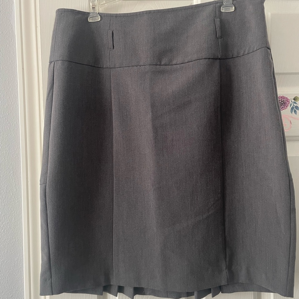 Harve Bernard Gray Skirt Size 14 invisible zipper Pleating on the back